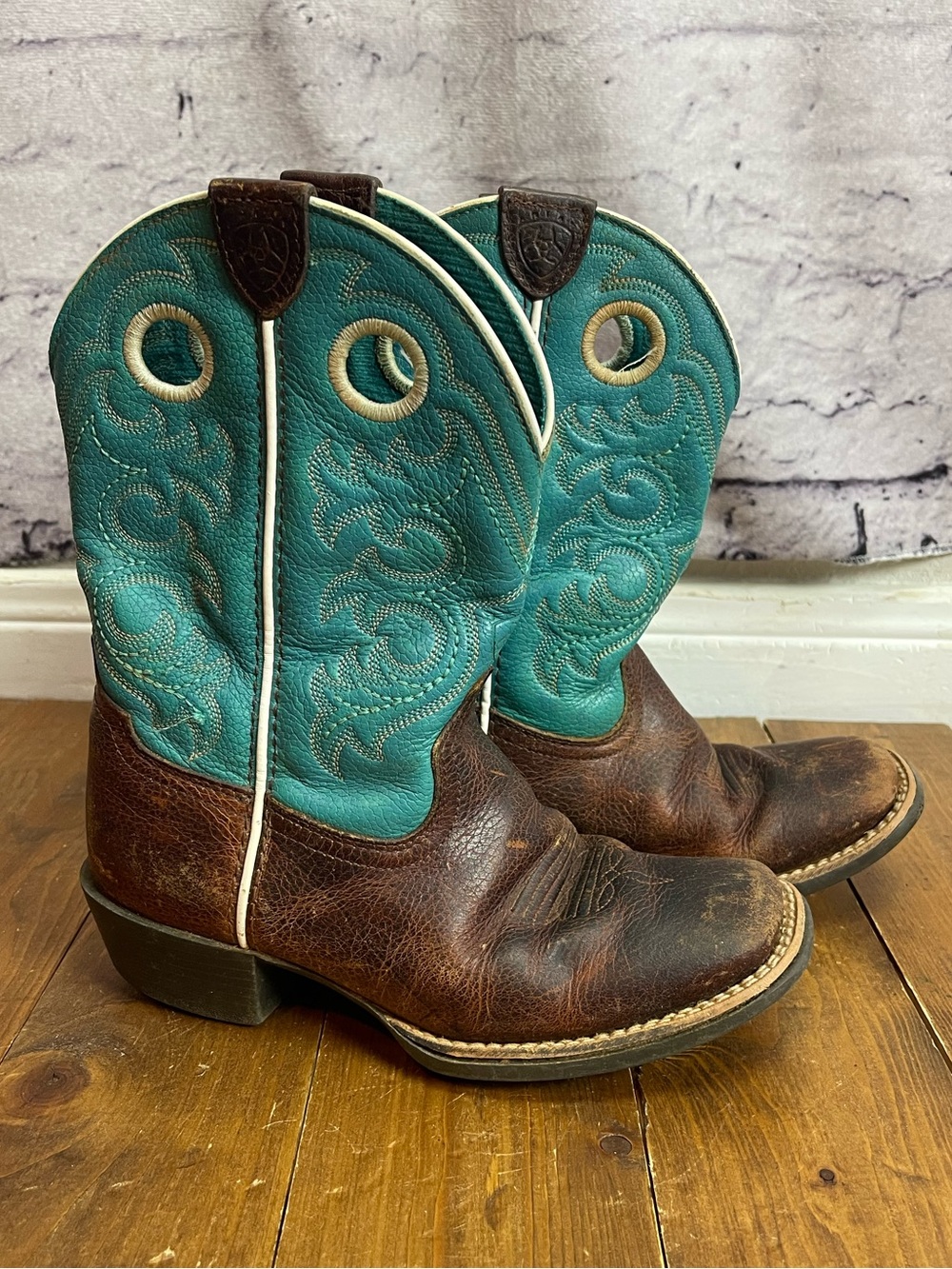 Ariat kids size 13 turquoise and brown leather cowboy boots